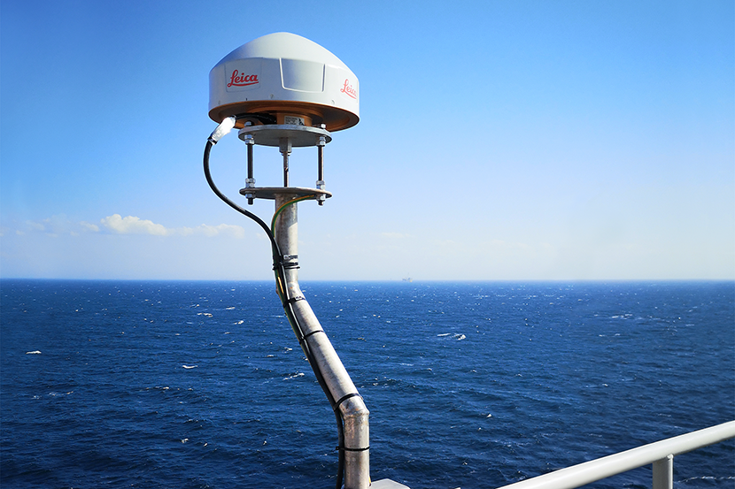 Foto van de GNSS Antenne op de Noordzee